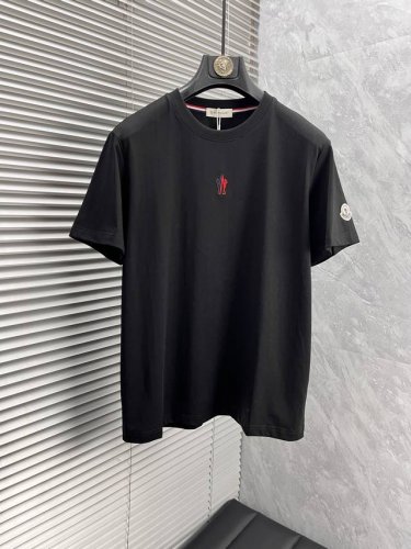 蒙 2025夏季最新品 专柜同步有售 原单狠货 时尚休闲短袖T恤 上身舒适 吸睛而有亮点 采用进口原版面料 顶级工艺图案Logo 简单而不失时尚 上身时尚帅气