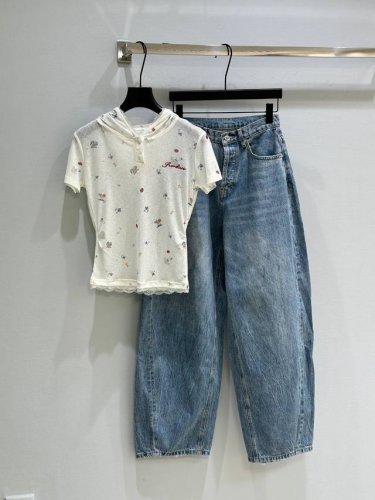 25Ss春夏新款上新！小狗、草莓和花卉蕾丝元素组合的夏日小浪漫帽衫腰间收腰褶皱的设计很细节 白色加上油画质感 清新甜美！现货供应白色Sml