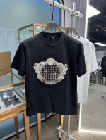 范思哲 2025春夏新款首发专柜最新款短袖圆领T恤 高端订制 设计前卫时尚！品牌Logo重工艺设计 高端定制丝光长绒棉面料.手感柔软.穿着舒适.专柜级别精致车线