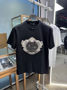 范思哲 2025春夏新款首发专柜最新款短袖圆领T恤 高端订制 设计前卫时尚！品牌Logo重工艺设计 高端定制丝光长绒棉面料.手感柔软.穿着舒适.专柜级别精致车线