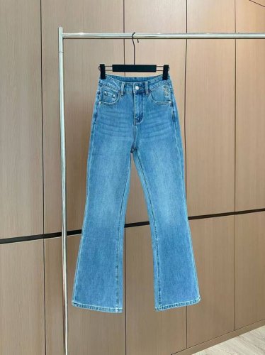 爆款现货 原单品质 Ysl*｜九分四面高弹牛仔裤 采用高端定制面料，牛仔穿起来非常舒适，常规设计，包容性好，撞色刺绣装饰 增添视觉魅力，而且裤子的纹路会非常细腻