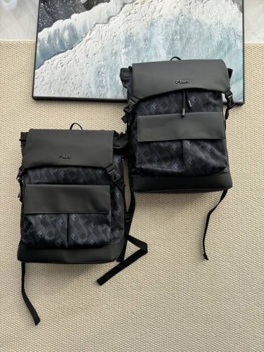 Fila 斐乐官方男包新款复古老花背包男大容量双肩包电脑包 新款双肩包 通勤旅行 商务时尚一体 数码印花涤纶 抗撕裂耐磨尼龙面料 超大容量 储存空间充足 基本出