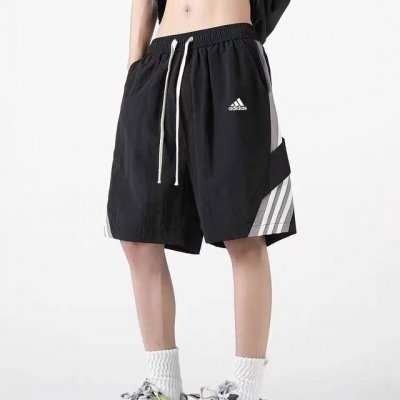 款号 Wkd54 adidas 阿迪达斯夏季休闲五分裤运动情侣短裤 腰部松紧随意调节 经典三条杠织带设计 经典永恒 侧边口袋加持 方便收纳 下摆品牌Logo标识