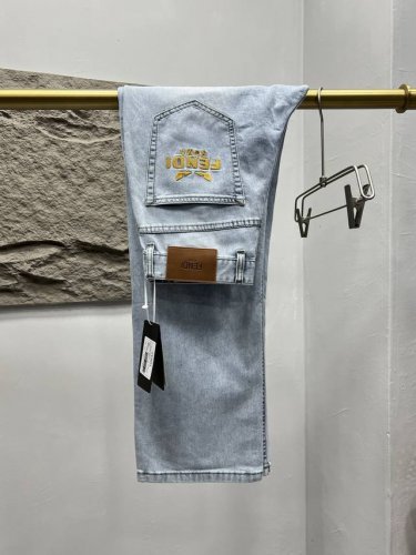 芬迪 2025早春男士丹宁阔腿牛仔裤！ 客供高级进口的丹宁原色面料，S特选日本冈山纯正13Oz 盎司牛仔布料，重磅环保植物酵素水洗工艺，G肌理有着淡淡的色彩，相