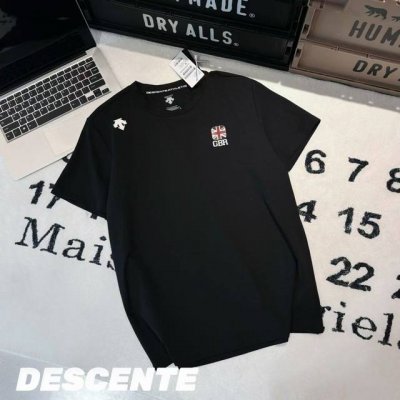 Descente迪桑特胸前Gbr英国国旗短袖 男女同款 -面料：采用原版一比一面料。 -辅料：原版拆解开发，一比一定制的小标，领标，水洗，吊牌，五金等等。 -工