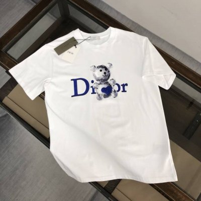 Dior 夏季新款圆领短袖T恤 高端纯棉面料 手感质感都极完美 修身裁剪设计干净利落 时尚又好看 走线做工非常精致 版型效果超赞 而且透气性能超强 任何年龄阶段