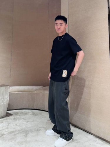 p140 S-Xl Burberry博柏利 Fw25下摆战马标签圆领短袖T恤 专柜原版购入 三本针走线 Yb开发代购订单 所有细节与原版一致 去年买过咱家Bb短
