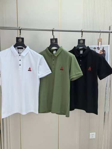 普拉达。2025春夏新款刺绣标识男士商务休闲翻领 短袖Polo衫对标定制纽扣整体的设计符合美学设计，运用了经典的品牌元素，完美的精髓与基因，胸前口袋处注入了经典
