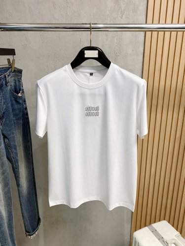 Miumiu25Ss春夏 新品 定制蚕丝面料丝滑透气！时尚经典圆领短袖时尚单品设计，更加时尚舒适，高标准定制，上身非常有型，胸前品牌经典Logo 图案 客供辅料