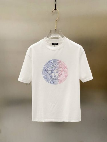 Versace 2025春夏新款首发专柜最新款短袖圆领T恤 高端订制 设计前卫时尚！品牌Logo重工艺设计 高端定制丝光长绒棉面料.手感柔软.穿着舒适.专柜级别