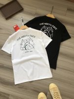 Tnf｜北面 The North Face 徽标刺绣 后背瞌睡熊大Logo印花 男女款圆领短袖T恤. 颜色：白色 黑色. 材质：精梳棉面料. 工艺：印花. 品质