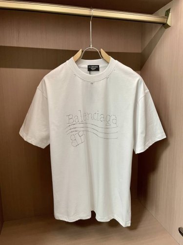 巴黎世家 2025春夏款 官网同步 面料采用纯棉精梳棉面料，上身效果宽松休闲，宽松版型，日常衣橱必备单品！男女同款 尺码 S-Xl