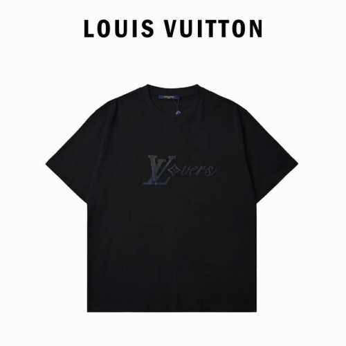 Louis Vuitton 路易威登 镭射虹彩竖纹印花短袖T恤 拍照真的抢镜！本款T恤以分饰前后的1Vvers标识和1Vmonogram花卉图案展现色彩律动，彰