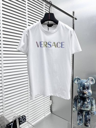 Versace* 24Ss新款短袖，烫印澳钻彩色字母Logo图案设计 定制进口双股丝光棉面料 手感柔软细腻 穿着亲肤舒适 代工厂p精细做工 上身非常帅气有型 男