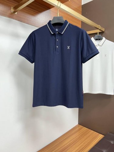 Lv 2025春夏 经典的polo领设计 搭配简洁的单排扣 线条利落流畅 巧妙修饰颈部线条 彰显优雅绅士格调 左胸处精致的品牌标识 采用无痕压胶工艺 细腻而平整