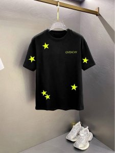 纪梵希 新款字母印花双层重工短袖T桖 字母图案不管是T桖还是卫衣都是每年的爆款单品 前幅大面积印花采用大康丽数码印花机直喷 成本极高 经过多次的调试打版图案色差