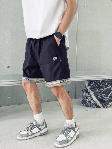 品名：Lo&We 23Ss 织带拼接柳丁针织刺绣Logo短裤五分裤 面料：梭支 颜色： 黑色 尺码M-L-Xl 腰围 臀围 裤长 M 70 110 46 L 7