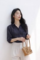 夏季新款 苎麻宽松翻领排扣衬衣 非常实穿耐看的一件小衫，衣身清爽利落！小翻领的设计亲，小巧灵动的氛围温柔与优雅并存，正肩袖设计，过前肩压线捏褶，在修饰肩型的同时