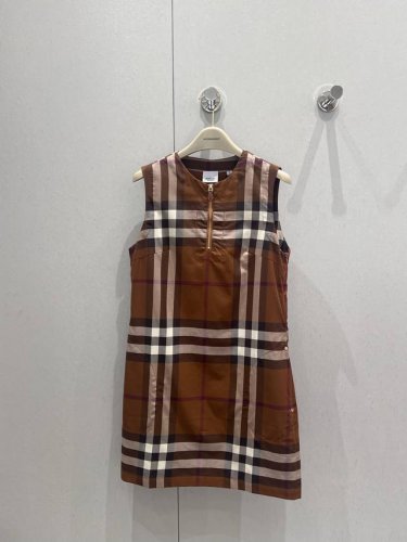Burb*Rry 25Ss春夏新品 Vintage格纹无袖棉质连衣裙独家Yb开发 高版出品 经典时尚演绎品牌新高度和高街风 短袖款式的格纹连衣裙夏天不仅清爽 而