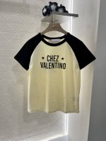 Valentin*2025新品上架 圆领插肩字母 定制Yb原生全棉材质 透气舒适 质感十足 常规短袖T恤裁剪 凸显品牌格调 采用克重纯棉制成 略带有弹力 呈现显