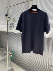 Herme 2025春夏新款 男士T恤 经典胸前Logo刺绣短袖 圆领设计、H经典刺绣图案、品牌标志、立体饱满！整体走线工整对称、工艺化绗缝结构做到了天衣无缝！