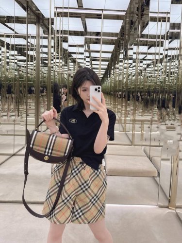 burb*Rry 25Ss春夏新品 Vintage格纹休闲短裤丨独家高版出品！每一年都是必备的Bur格纹系列短裤，此款的版型也是修身立体裁剪风格，配置招牌性的面