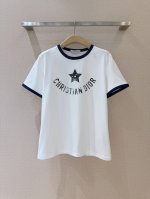 d家T桖新品推荐... 经典圆领搭配撞色边设计，勾勒利落线条。胸口处闪耀的五角星字母标识印花，以独特设计语言诉说着时尚态度，于细微处彰显高端质感，纯棉材质轻松适