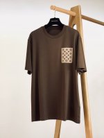 Louisvuitton 路易威登 2025Ss春夏新品 演绎时尚传奇，尽显低调奢华。圆领设计经典百搭，贴合颈部线条，带来舒适穿着体验。 最为吸睛的当属胸前装饰