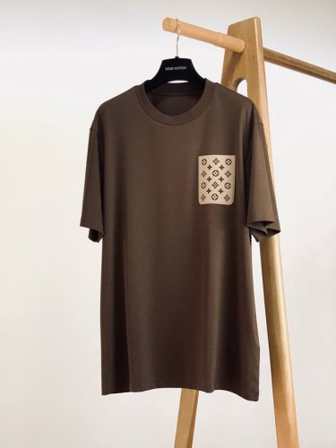 Louisvuitton 路易威登 2025Ss春夏新品 演绎时尚传奇，尽显低调奢华。圆领设计经典百搭，贴合颈部线条，带来舒适穿着体验。 最为吸睛的当属胸前装饰