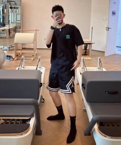 上新！Adidas阿迪达斯三叶草元素碰撞，超级吸睛！ 情侣款圆领短袖T恤，全部采用上等原料，质感好颜色鲜明！ 这种款式上身回头率超高！基础款的圆领Tee,男女均