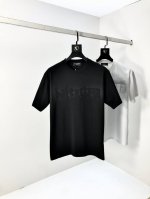 巴黎世家。2025春夏新款 字母Logo圆领短袖T恤，春夏休闲穿搭必不可少，原版纯棉面料。完完全全体现在高级审美的做工上，做工更是精致大气，Z立体感超强，非常惊