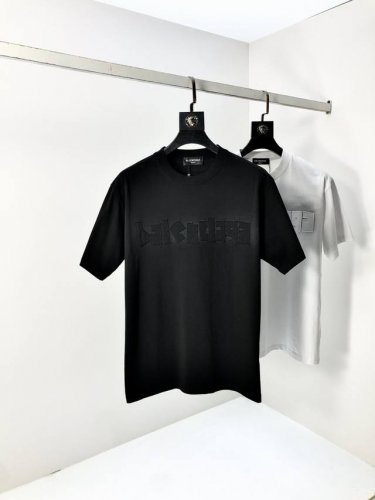 巴黎世家。2025春夏新款 字母Logo圆领短袖T恤，春夏休闲穿搭必不可少，原版纯棉面料。完完全全体现在高级审美的做工上，做工更是精致大气，Z立体感超强，非常惊