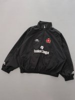 款号615 Balenciaga丨巴黎世家 24Ss 联名曼联足球运动夹克外套 高立领插肩袖双头拉链开合2个拉链斜口袋同系配色滚边细节 松紧袖口和腰围胸部饰以F