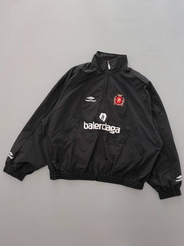 款号615 Balenciaga丨巴黎世家 24Ss 联名曼联足球运动夹克外套 高立领插肩袖双头拉链开合2个拉链斜口袋同系配色滚边细节 松紧袖口和腰围胸部饰以F