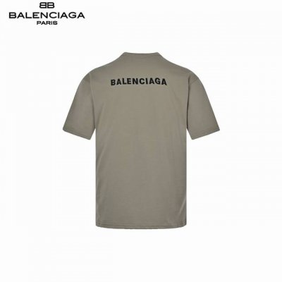 balenciaga 巴黎世家 前后刺绣短袖-深卡其 采用32支双纱 260克重面料 进口针织针梳棉进行制作 厚度适中 有垂感又有轮廓型 上身就是一个舒适 对微