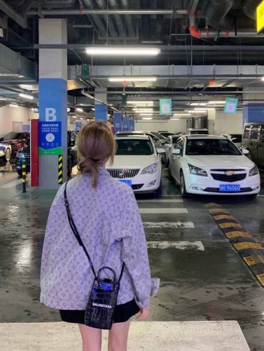 款号：Zmr13# Louis Vuitton Lv路易威登满印提花牛仔夹克外套 整体衣服设计感十足 经典满印Lv字母Logo无论是看起来还是穿起来都是很高级