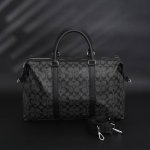 Coach蔻驰 Tham经典标志帆布旅行包 官网售价 p10,500，Gotham的名称源自一座独特的城市，有着简约干练的设计，适合旅行生活。精巧的大容量设计