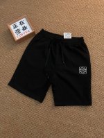 Loewe 罗意威 夏季最新款基础黑色五分休闲短裤 采用重磅华棉面料，触感柔和、垂感强，穿着体验感好 4-5级水洗色牢度不易褪色 面料采用水洗印染工艺 水洗不褪