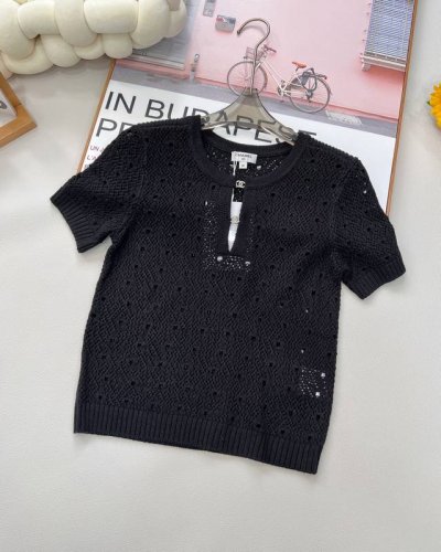 chanel 人间香奈儿，重工艺镂空编织短袖。包边工艺，气质奢华又高级。原版定制隐形金属勾扣设计，H版型百搭不挑人时髦又高级！ 好温柔的短袖。无论是版型还是面料