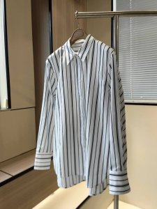 tot新品黑白条纹棉府绸挺括落肩连袖衬衫 码数 S M L 超大长款茧型版型 配以华丽的阶梯式裙摆 工作日适合搭配长裤 周日可搭配牛仔裤