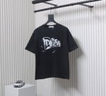 Dior 迪奥 25Ss 手绘字母印花短袖 面料采用定制240G 26支特滑双股精棉平纹高密无尘全棉布料。前幅高密度加厚，走线平整，代工品质，全套定制辅料。 S