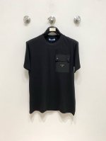 普拉达 高定面料 玉蚕丝般的丝滑 2025春夏新品上市时尚经典圆领短袖时尚单品设计，更加时尚舒适，高标准定制，上身非常有型，胸前品牌经典Logo 图案 客供辅料