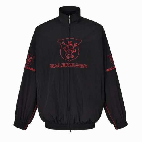 高版本 Blcg 巴黎世家曼联冲锋衣外套 原版20,900购入开发，Os版型为高立领插肩袖定做带Logo双头拉链开合 2个拉链斜口袋同系配色滚边细节松紧袖口和腰