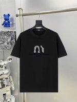 缪缪Miu Miu25Ss新款短袖 最高版本重工艺印花经典Logo图案 高标准定制 上身非常有型 客供进口高档280克纯棉面料质感非常细腻 细节工艺精湛考究 塑