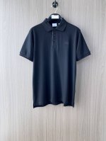 p190 巴宝莉 臻品定制系列的设计Polo衫确实独具匠心，展现了定制服装的精致与品味。定制材质，不仅触感柔软舒适，还具有良好的透气性和吸湿性，确保穿着者在任何