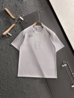 low 2025春夏男士新款Logo圆领短袖T恤。进口定织面料，面料手感丝滑柔软，透气亲肤性极佳，着身无比的舒适，整体质感相当之高！衣身胸前标志性Logo，刺绣