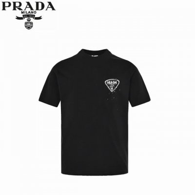 本地自取：160 prada/普拉达 25Ss 三角标点缀涂鸦短袖T恤 采用260G棉质布料40支双纱面料，纺织密度高，垂感佳，不易变形。厚织感加上紧密纺纱工艺