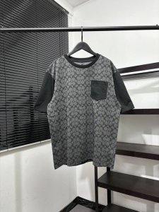 高版本，质量非常好！宽松款，尺码偏大！Coach 蔻驰黑色袖子拼接老花口袋款Loog新款T桖， 25Ss春夏新品，C蔻家标识醒目Loog拼接，采用环保染料，无甲