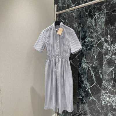 miu 25夏季新款 条纹短袖衬衫连衣裙 经典品牌Logo刺绣点缀 收腰裙摆灵动飘逸 勾勒曼妙身姿 无论是漫步街头还是出席休闲聚会 它都能让你优雅出众 成为众人