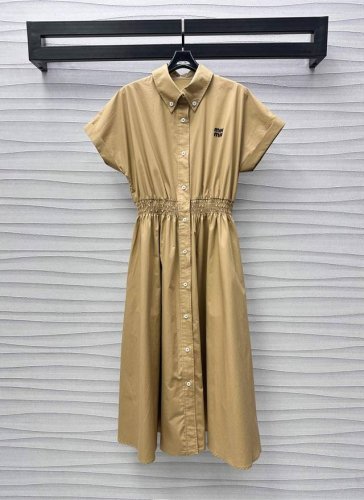 miumi*2025新品上架 短袖连衣裙 定制Yb进口斜纹全棉材质 质感舒适 垂顺有型 整体沿用纽扣开襟调节设计 配合腰间褶皱打榄收腰处理 增添造型层次感 轻松